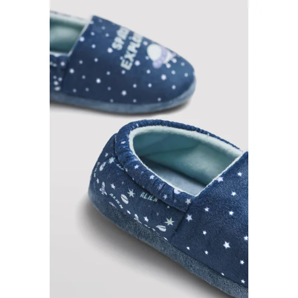 Chaussons maison fermée au design espace marin