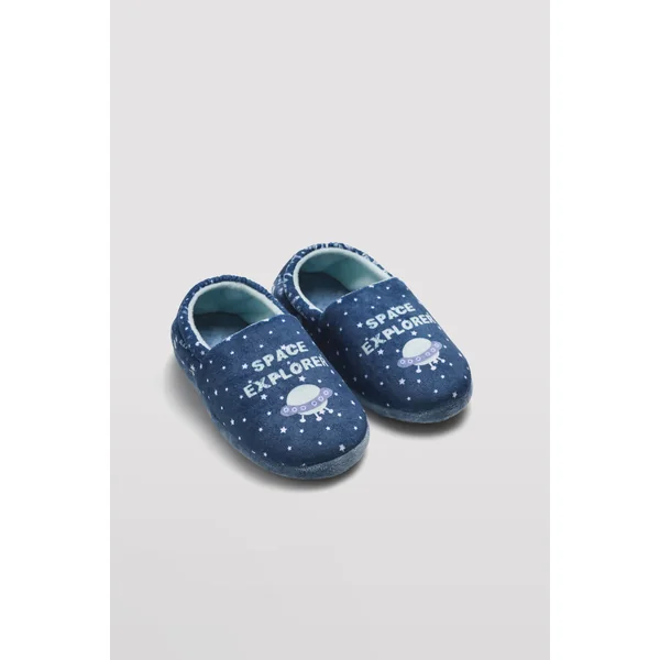 Chaussons maison fermée au design espace marin