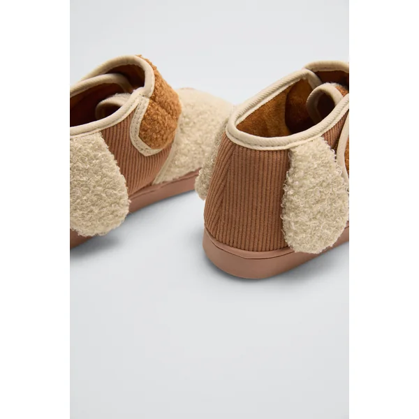 Chaussons pour enfants avec détails 3D pour chiens