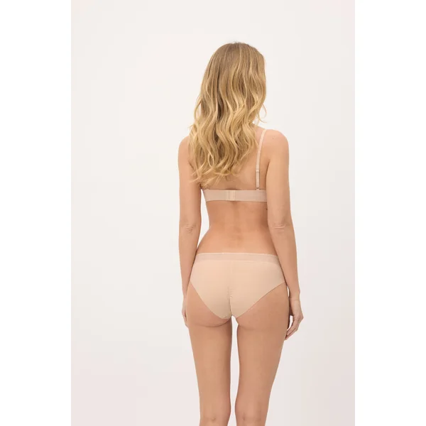 Culottes courtes revisitées avec de la dentelle couleur chair et des finitions invisibles