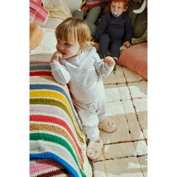 Ensemble bébé basique : sweat-shirt gris et jogging