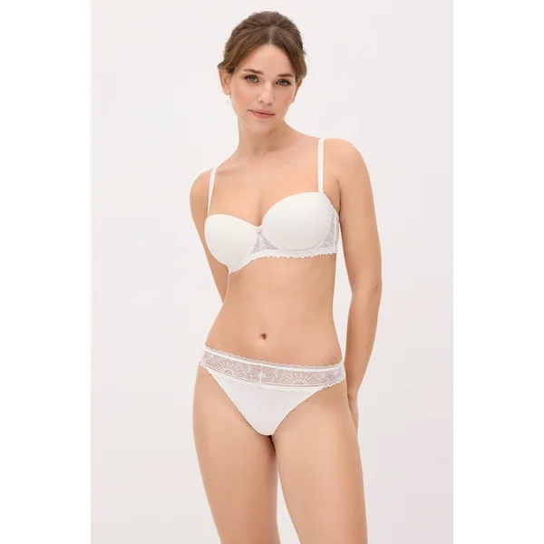 Ensemble de lingerie composé d'un soutien-gorge sans bretelles et d'un string blanc en dentelle