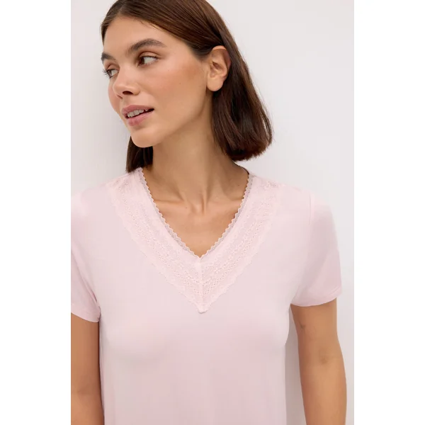 Ensemble pyjama rose léger avec t-shirt à manches courtes et short
