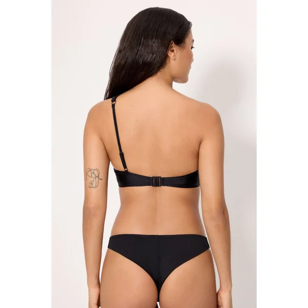 Haut de bikini asymétrique noir à paillettes et détails floraux.