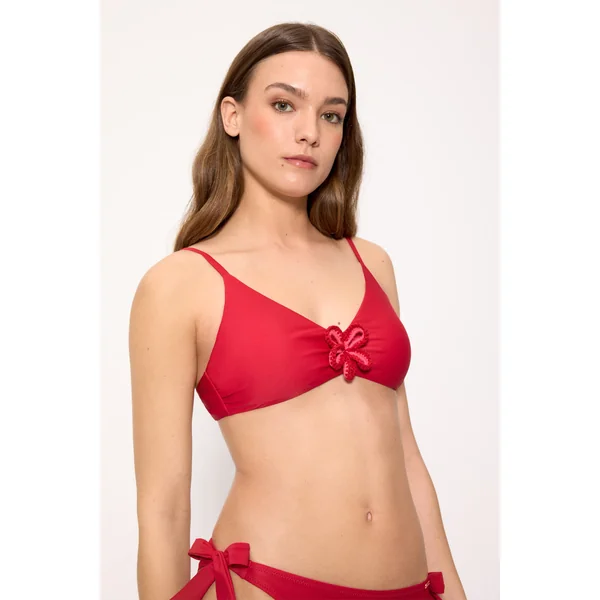Haut de bikini triangle rouge orné de fleurs au crochet, bonnet B