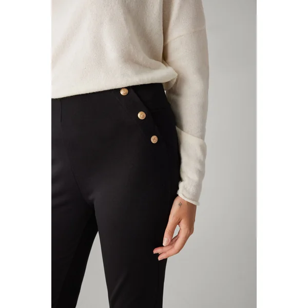 Pantalon droit avec détail bouton noir