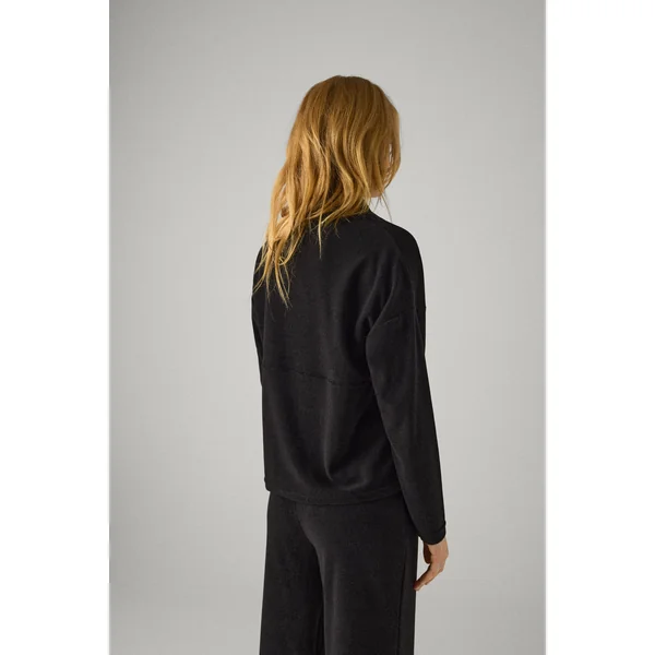 Pull col roulé uni noir