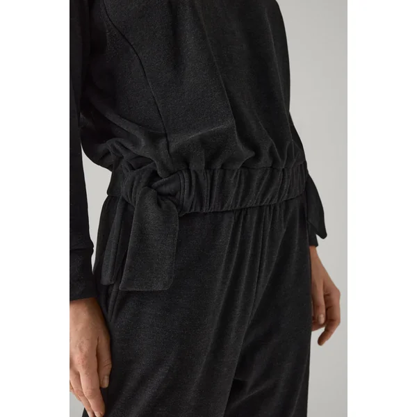 Pull thermique noir avec détail nœud latéral
