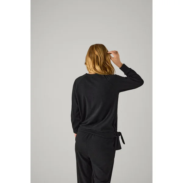 Pull thermique noir avec détail nœud latéral