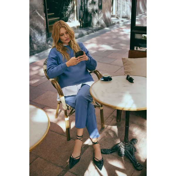Pull uni avec revers sur les manches bleues