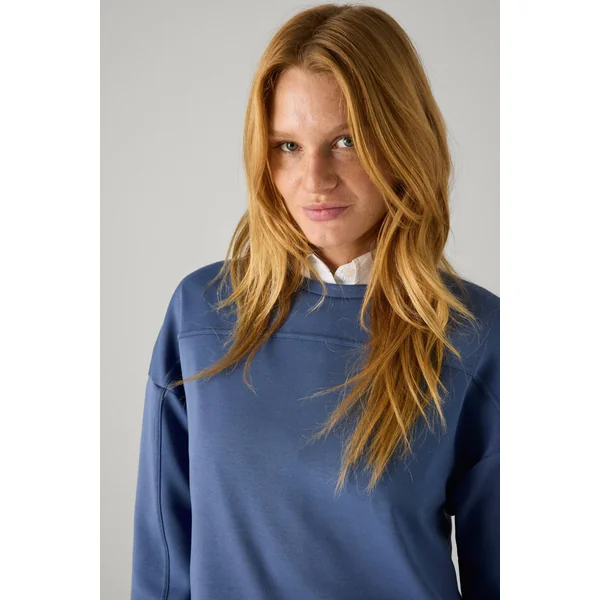 Pull uni avec revers sur les manches bleues