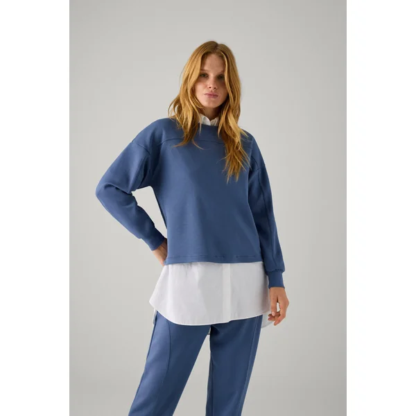 Pull uni avec revers sur les manches bleues