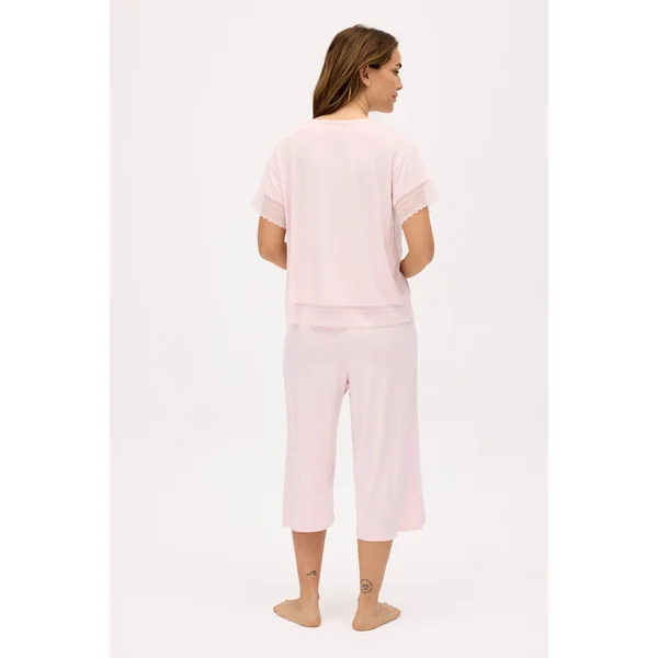 Pyjama rose léger : t-shirt à manches courtes et pantalon capri à jambes larges