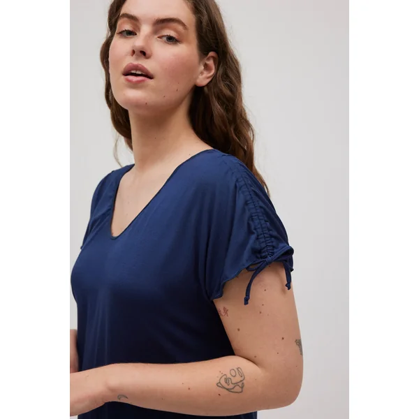 Robe courte avec détail sur les manches bleu marine