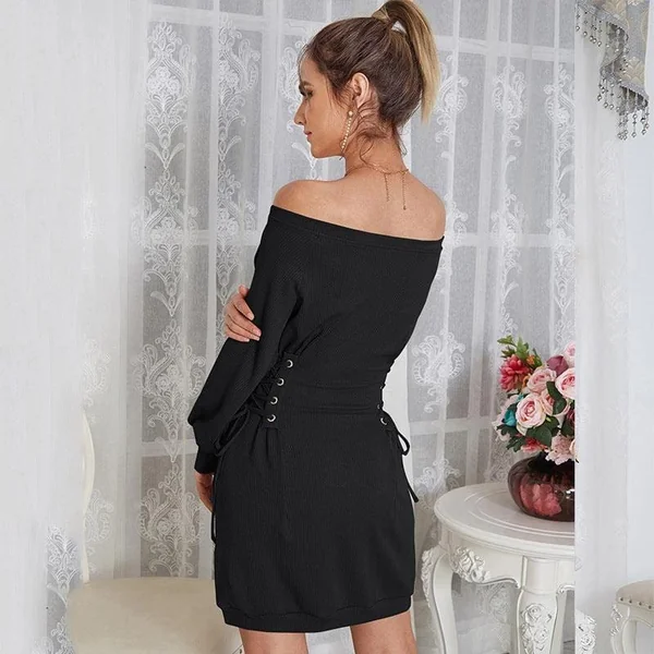 Robe Courte Noire À Épaules Décolletées