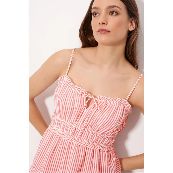 Robe courte à bretelles et empiècements, en mousseline rose à rayures