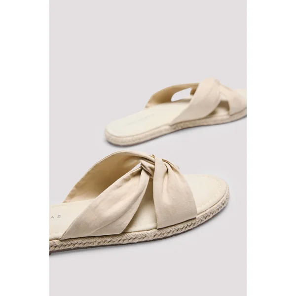 Sandales plates en tissu beige
