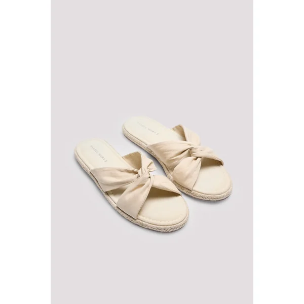 Sandales plates en tissu beige