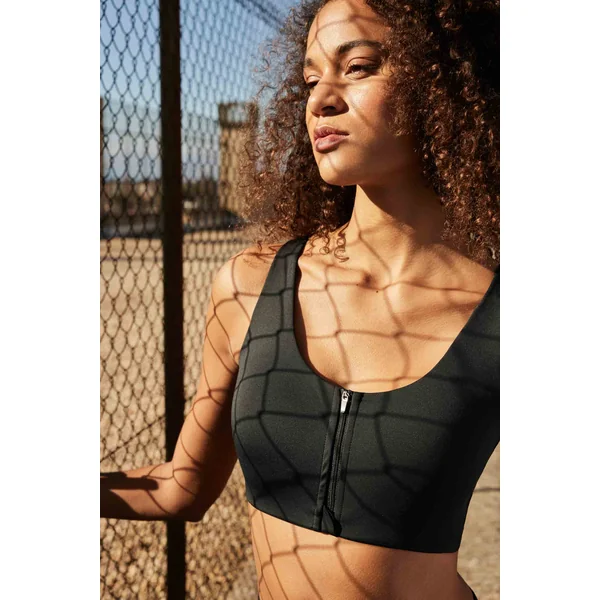 Soutien-gorge de sport noir à maintien élevé et fermeture sur le devant