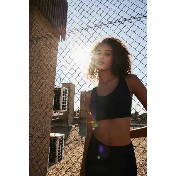 Soutien-gorge de sport noir à maintien élevé et fermeture sur le devant