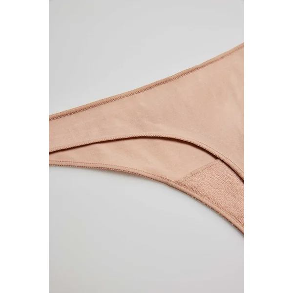 String basique en coton nude