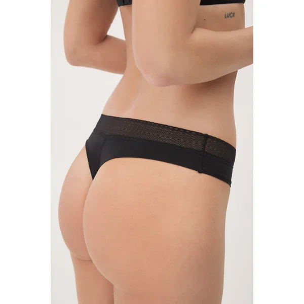 String en dentelle noire avec bordure invisible