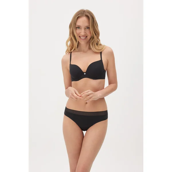 String en dentelle noire avec bordure invisible