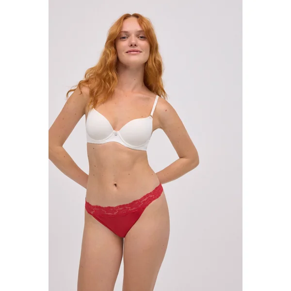 String en dentelle rouge