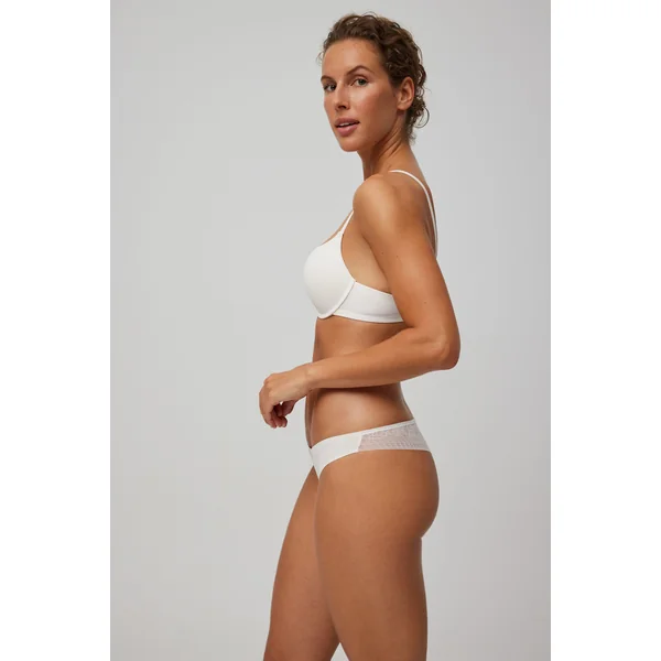 String invisible avec dentelle ivoire