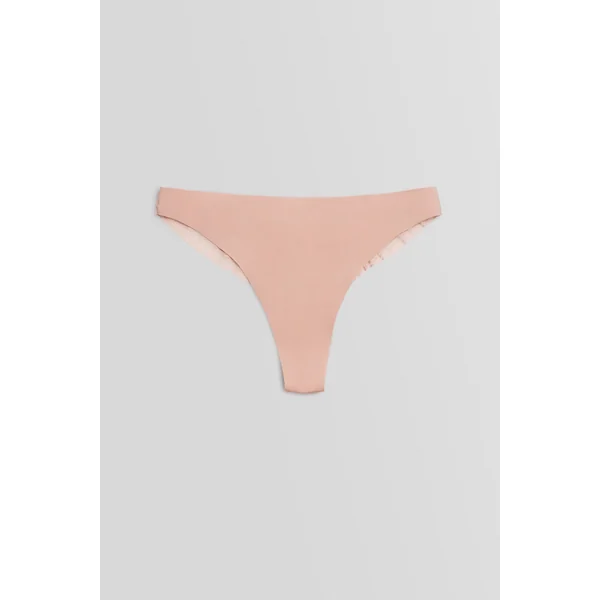 String invisible avec dentelle nude
