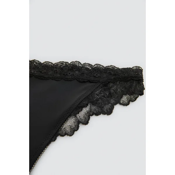 String élastique avec dentelle noire